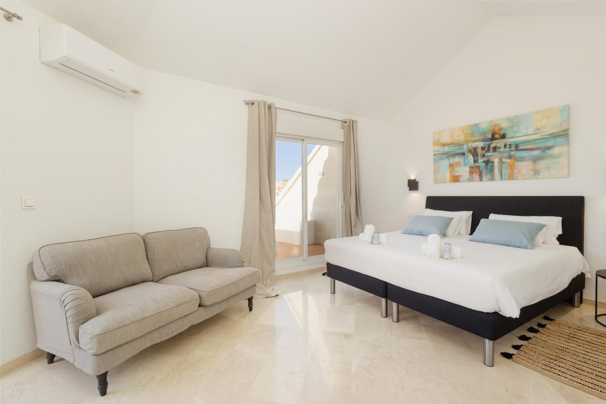 Newly Renovated Townhouse With 5 Bedrooms, Close To The Beach, East *