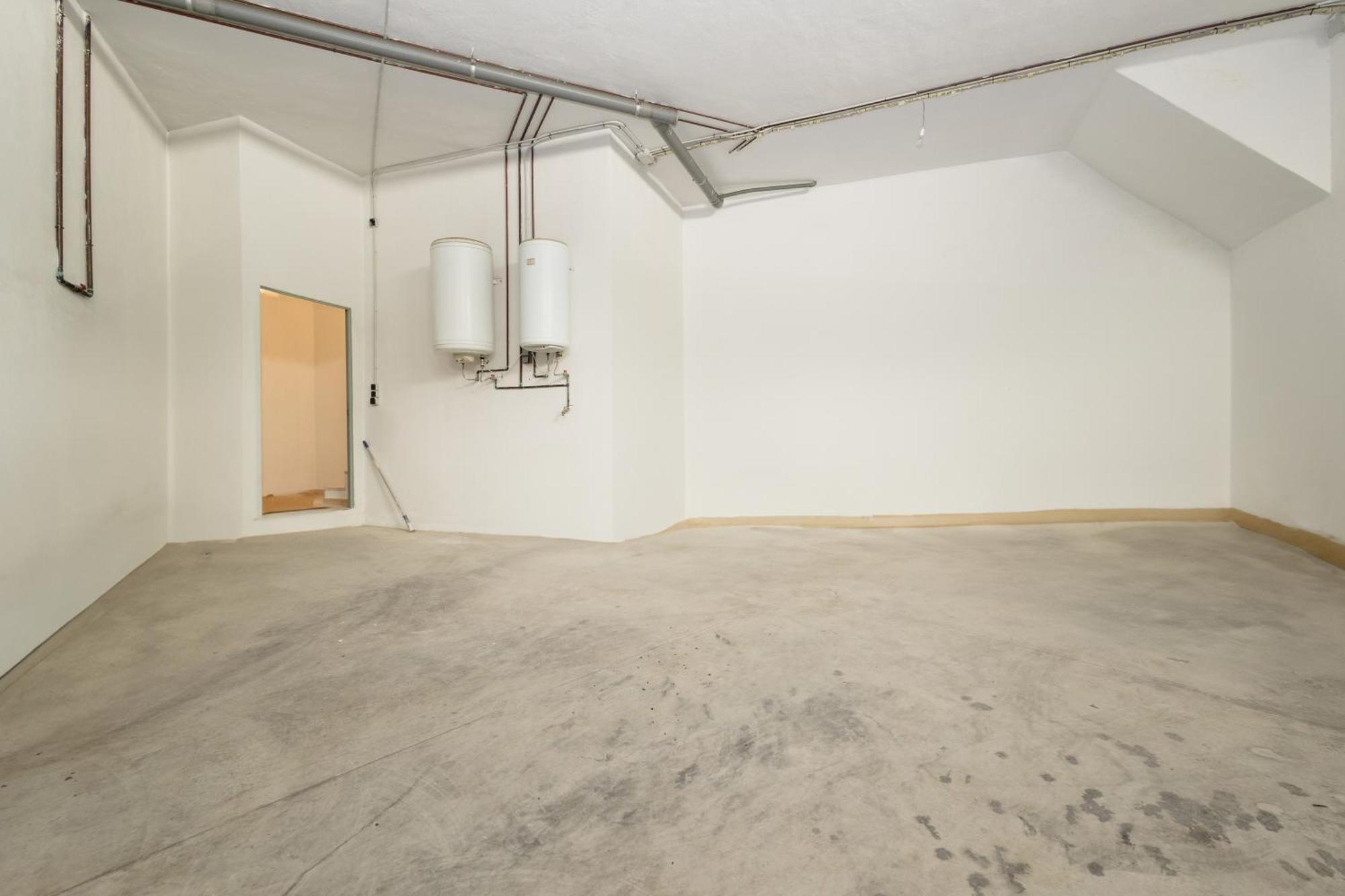 Newly Renovated Townhouse With 5 Bedrooms, Close To The Beach, East