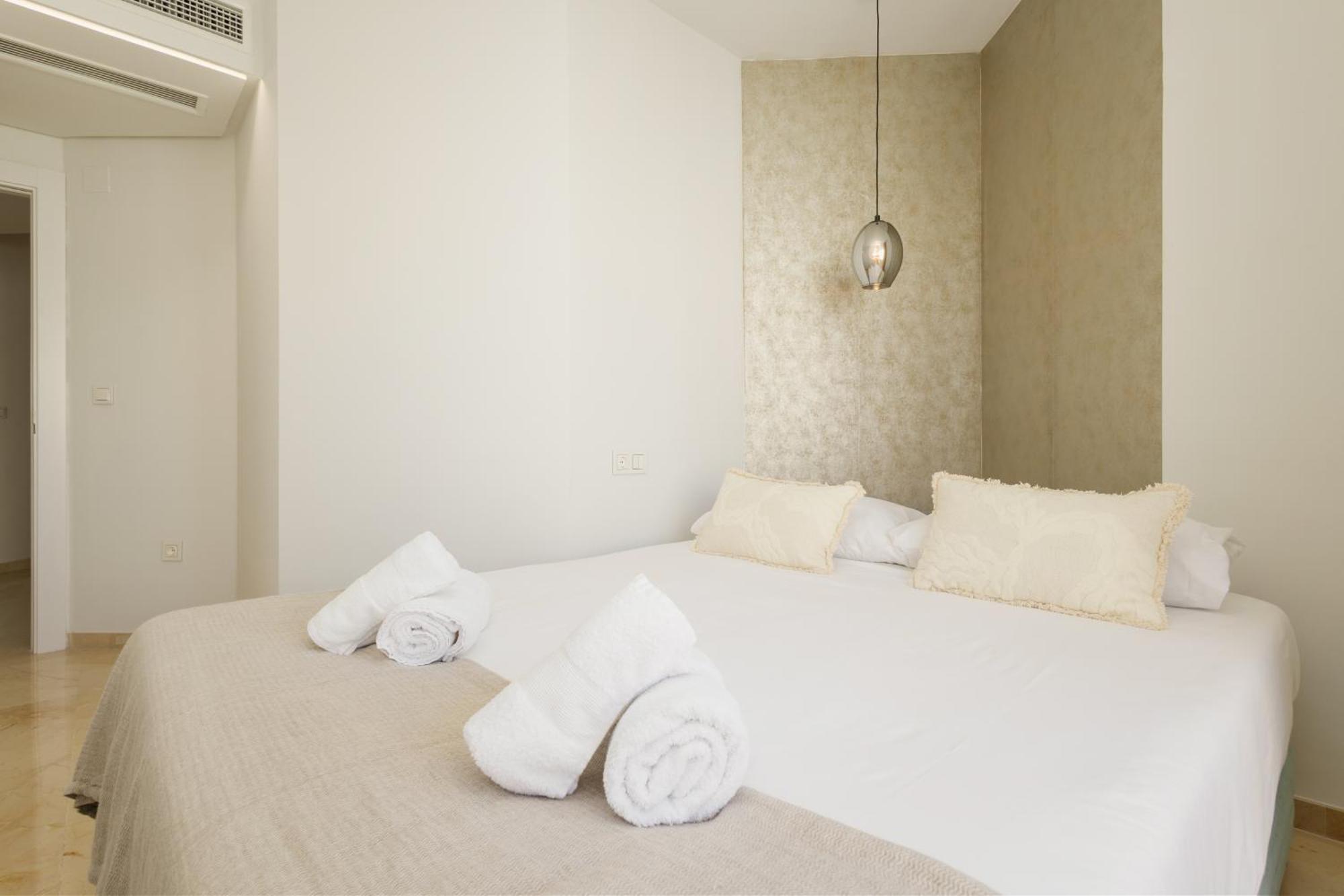 Newly Renovated Townhouse With 5 Bedrooms, Close To The Beach, East