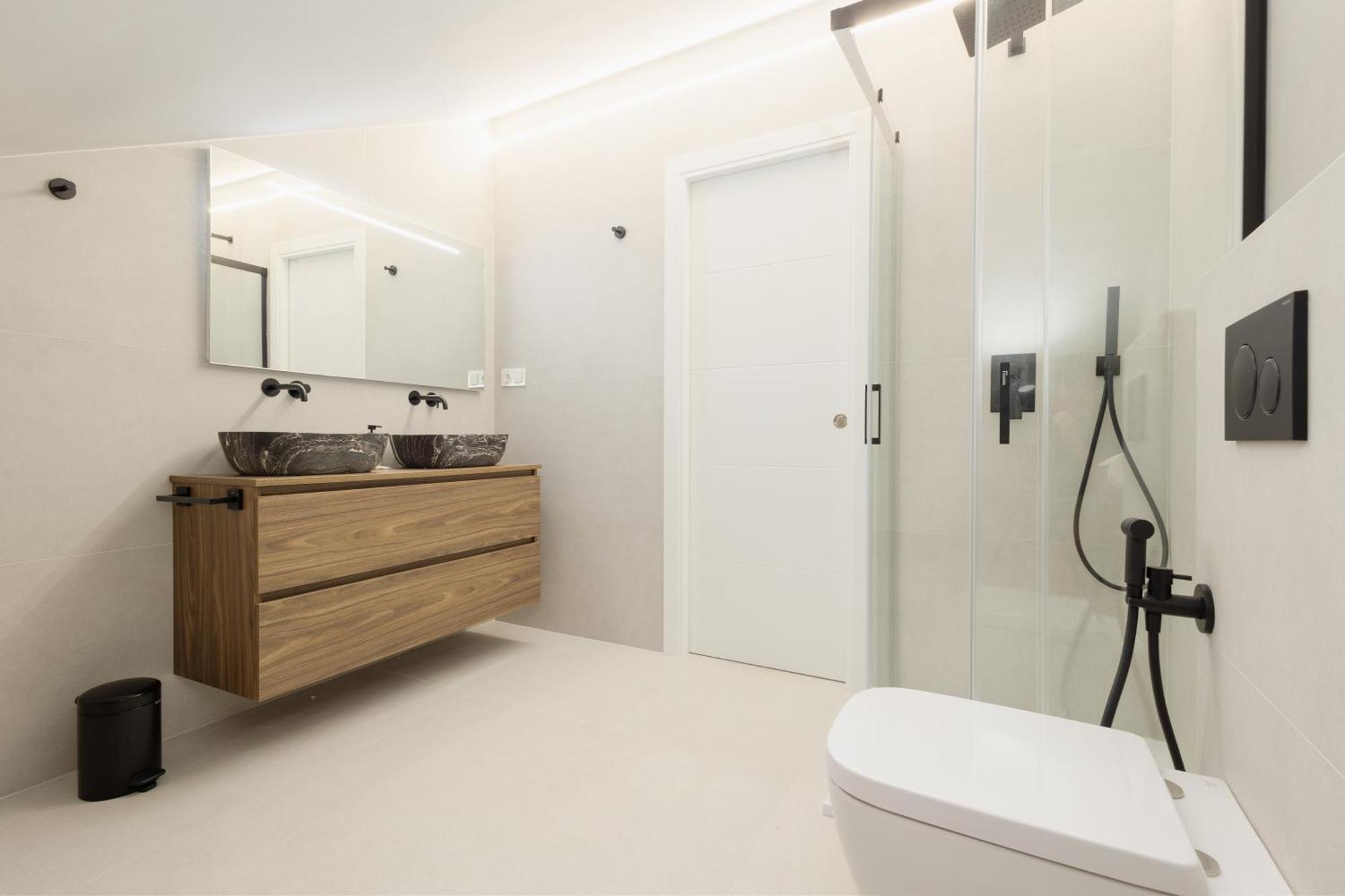 Newly Renovated Townhouse With 5 Bedrooms, Close To The Beach, East Apartment