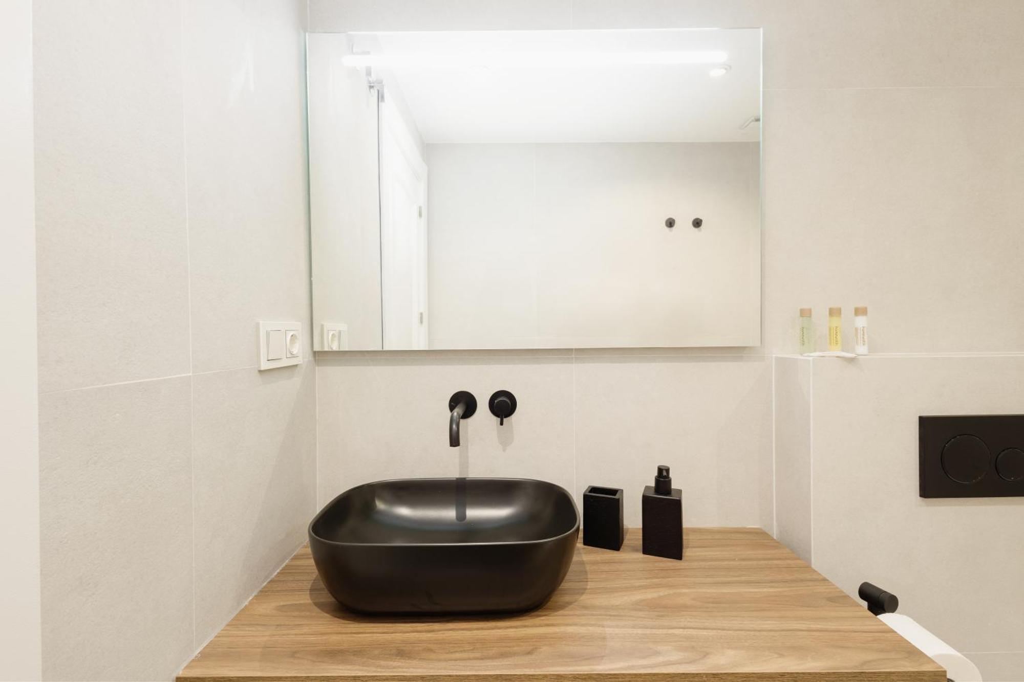 Apartment Newly Renovated Townhouse With 5 Bedrooms, Close To The Beach, East *