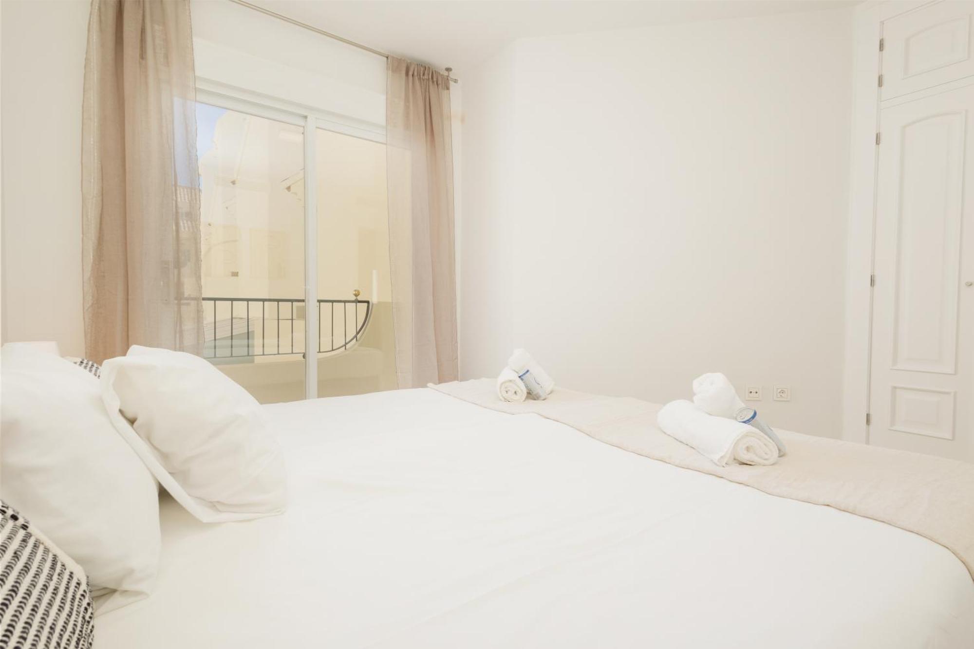 Apartment Newly Renovated Townhouse With 5 Bedrooms, Close To The Beach, East Marbella