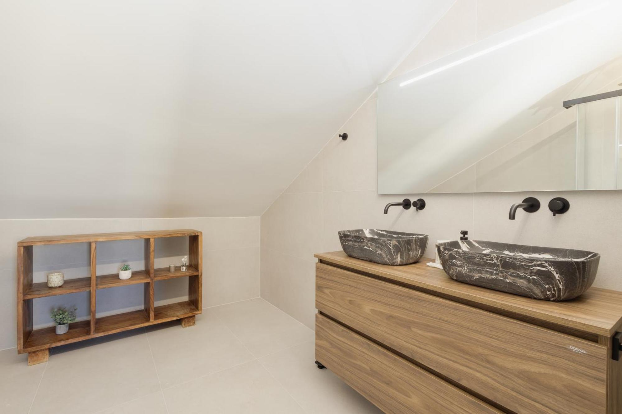 Newly Renovated Townhouse With 5 Bedrooms, Close To The Beach, East Apartment