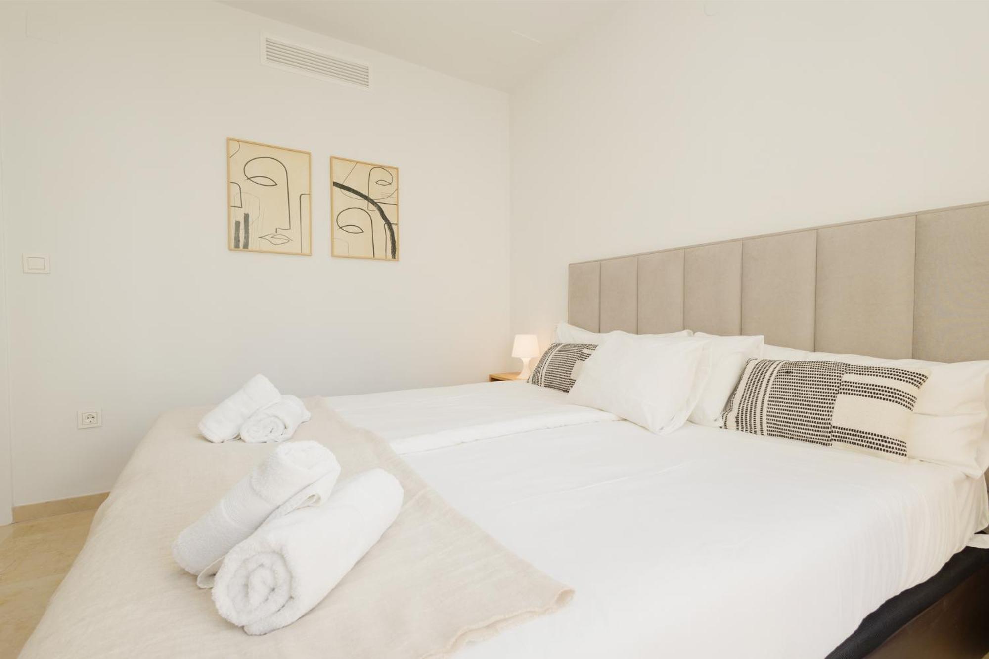 Apartment Newly Renovated Townhouse With 5 Bedrooms, Close To The Beach, East *