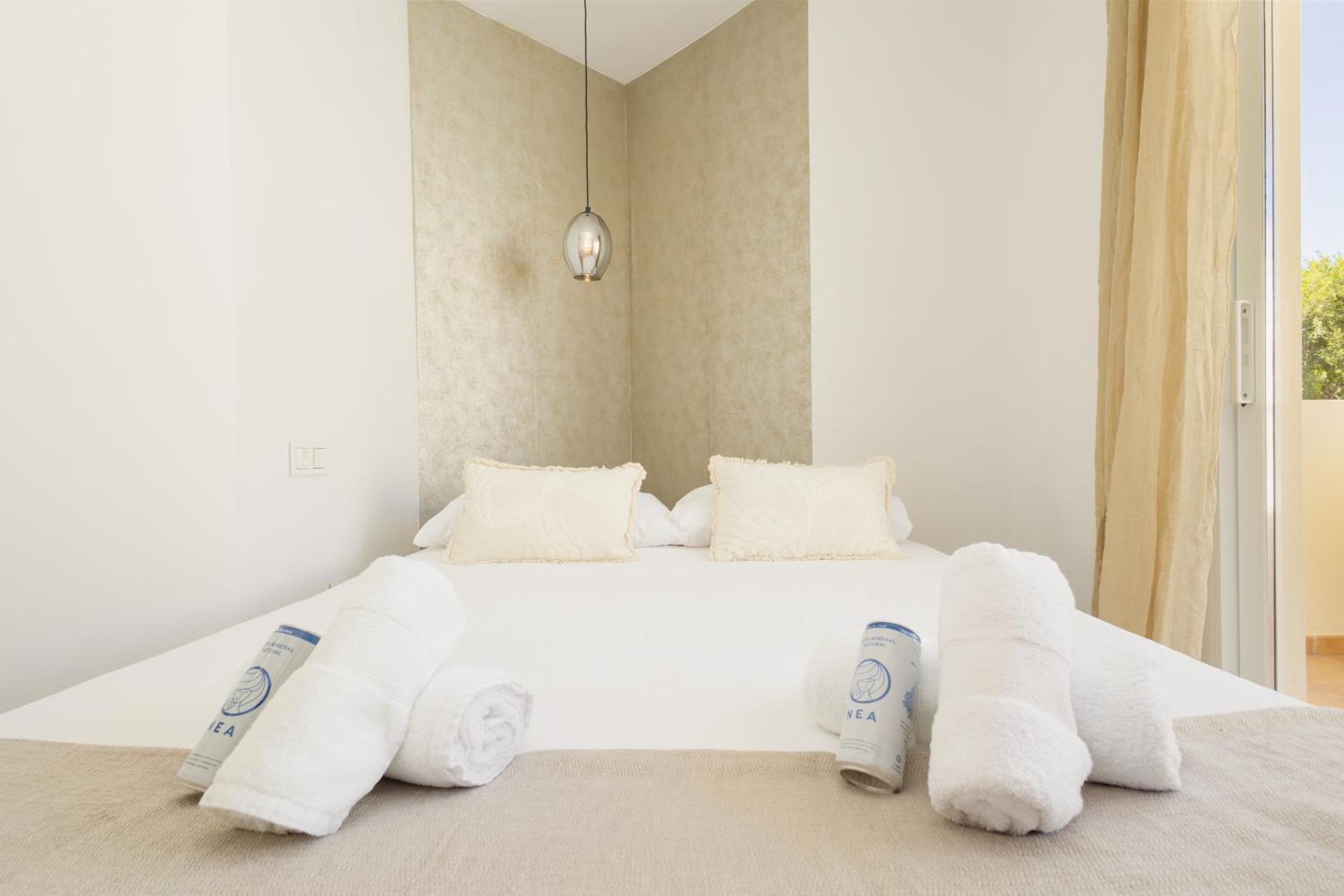 Newly Renovated Townhouse With 5 Bedrooms, Close To The Beach, East Apartment