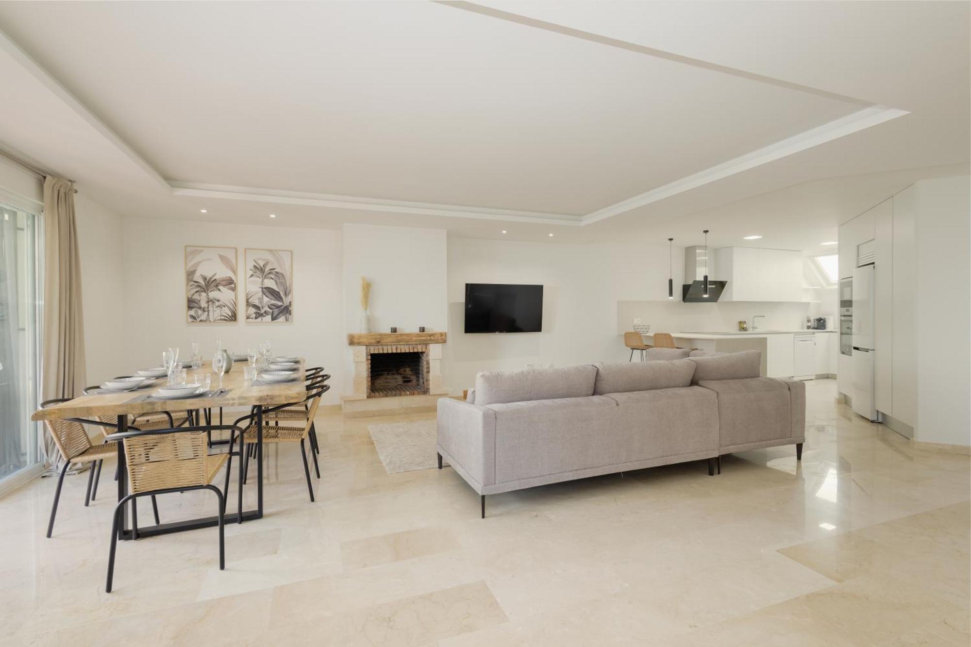 Newly Renovated Townhouse With 5 Bedrooms, Close To The Beach, East Apartment
