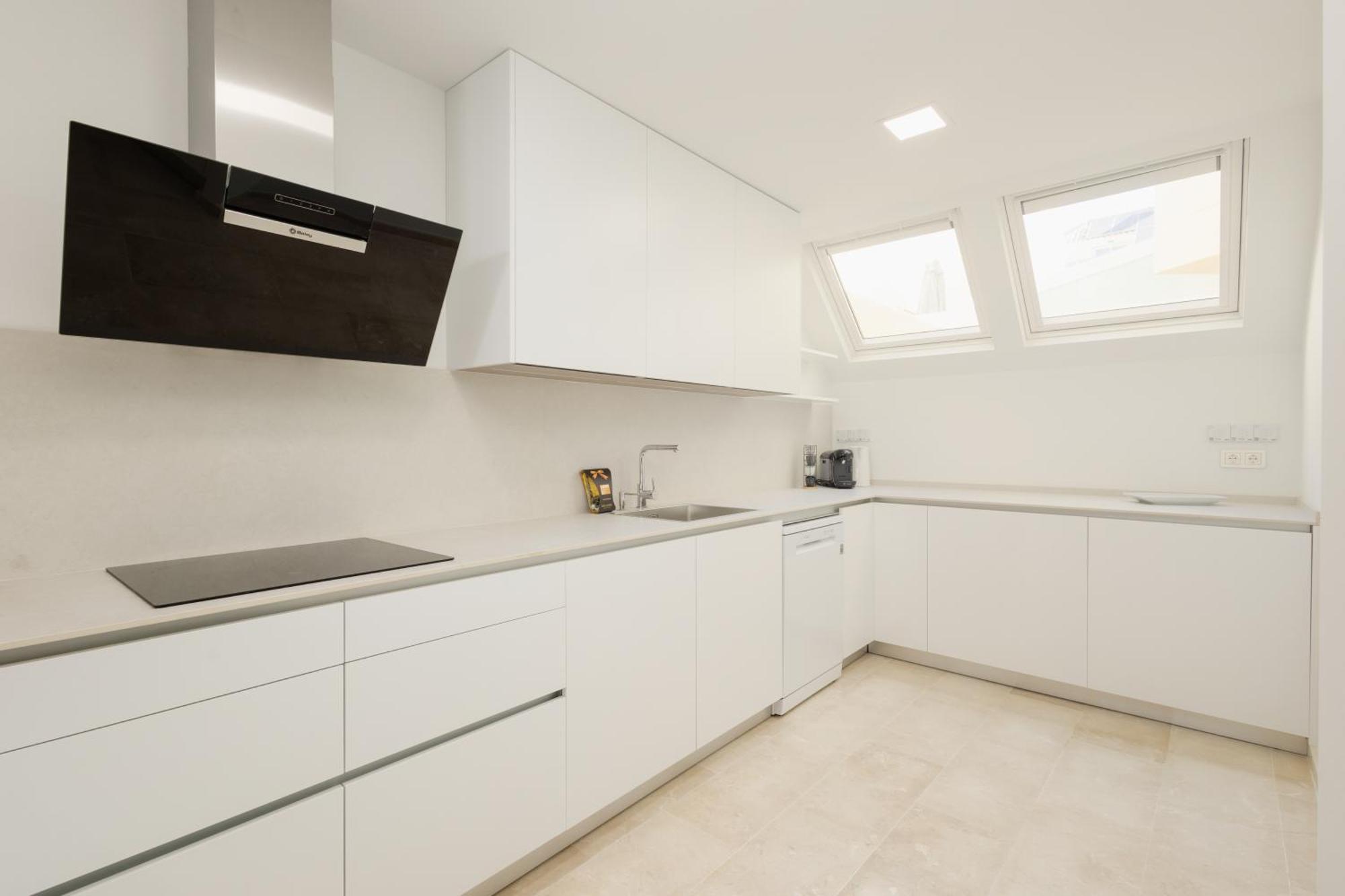 Apartment Newly Renovated Townhouse With 5 Bedrooms, Close To The Beach, East *
