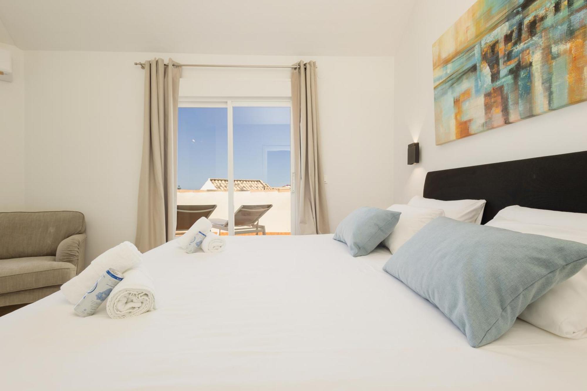 Newly Renovated Townhouse With 5 Bedrooms, Close To The Beach, East *