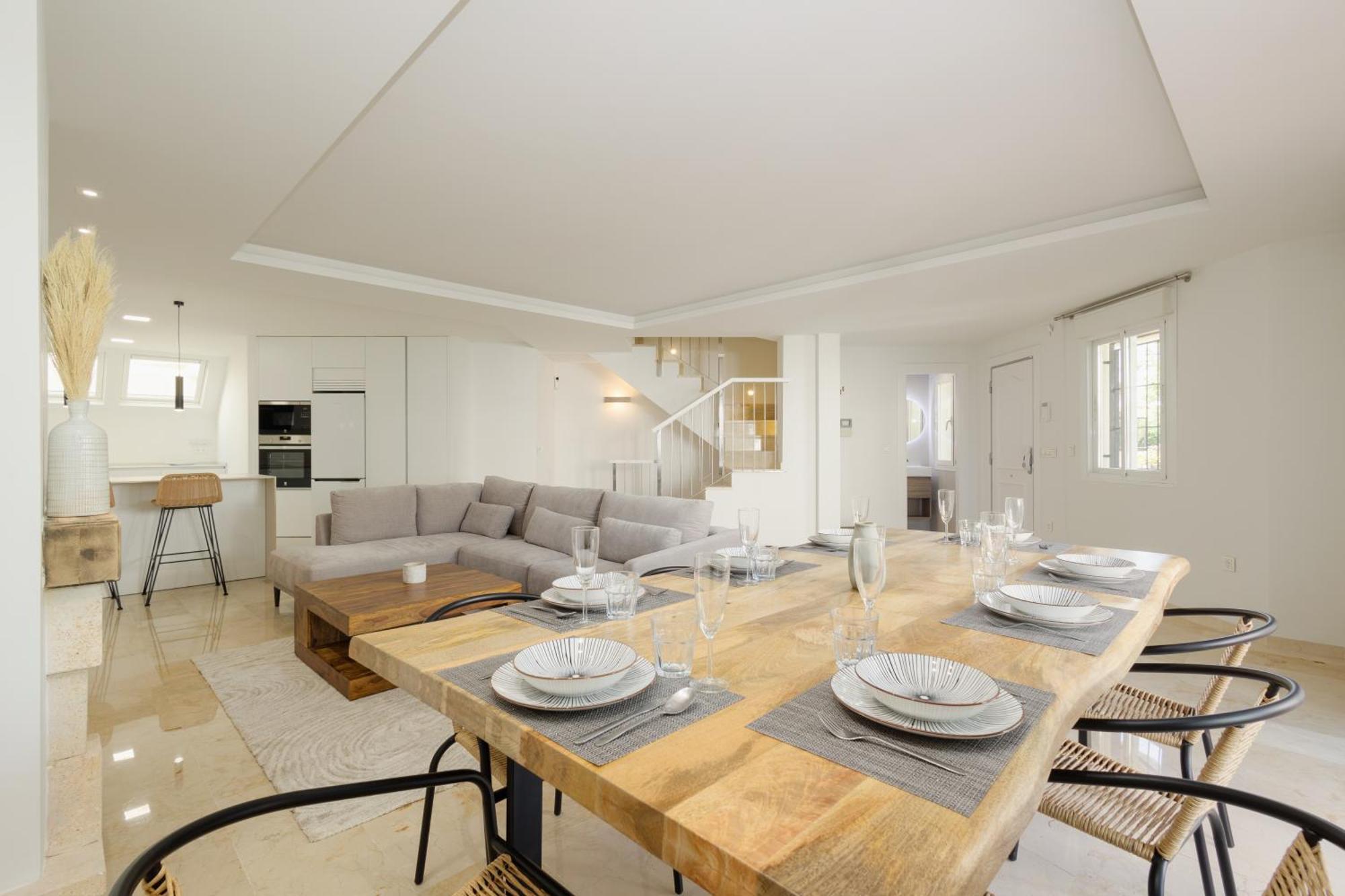 Newly Renovated Townhouse With 5 Bedrooms, Close To The Beach, East Apartment Marbella
