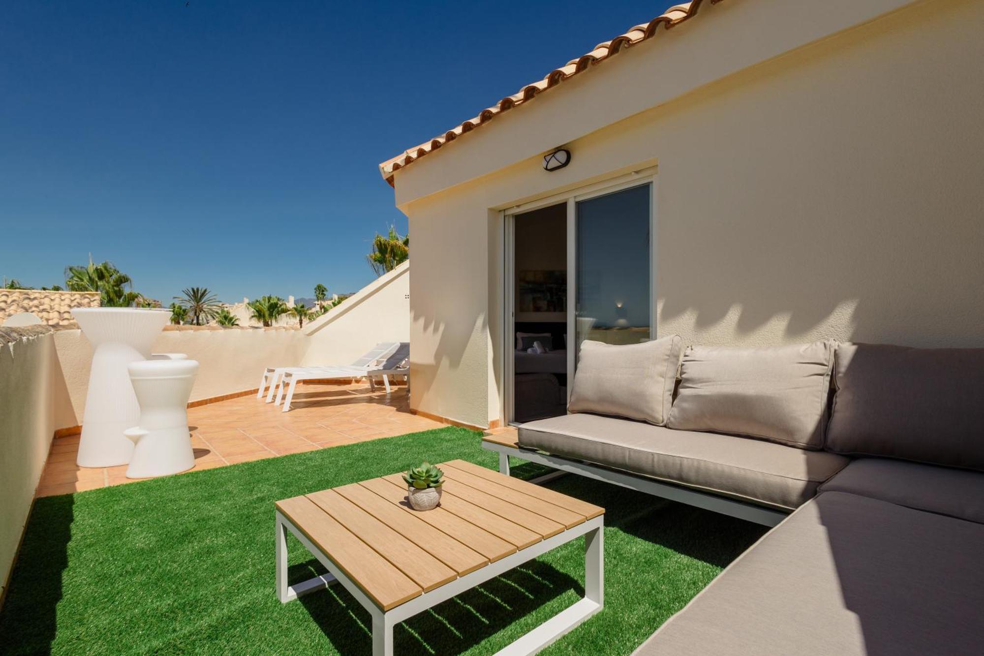 Apartment Newly Renovated Townhouse With 5 Bedrooms, Close To The Beach, East Marbella