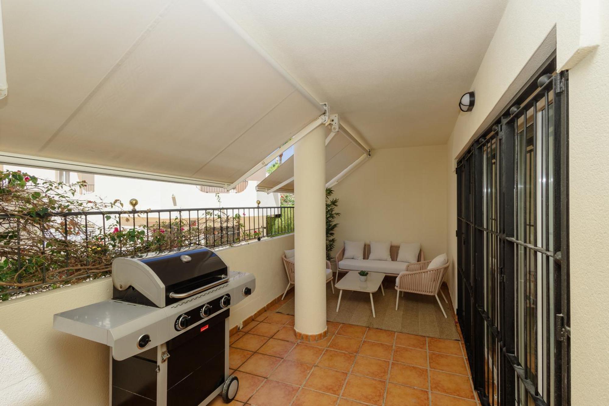 Newly Renovated Townhouse With 5 Bedrooms, Close To The Beach, East Apartment