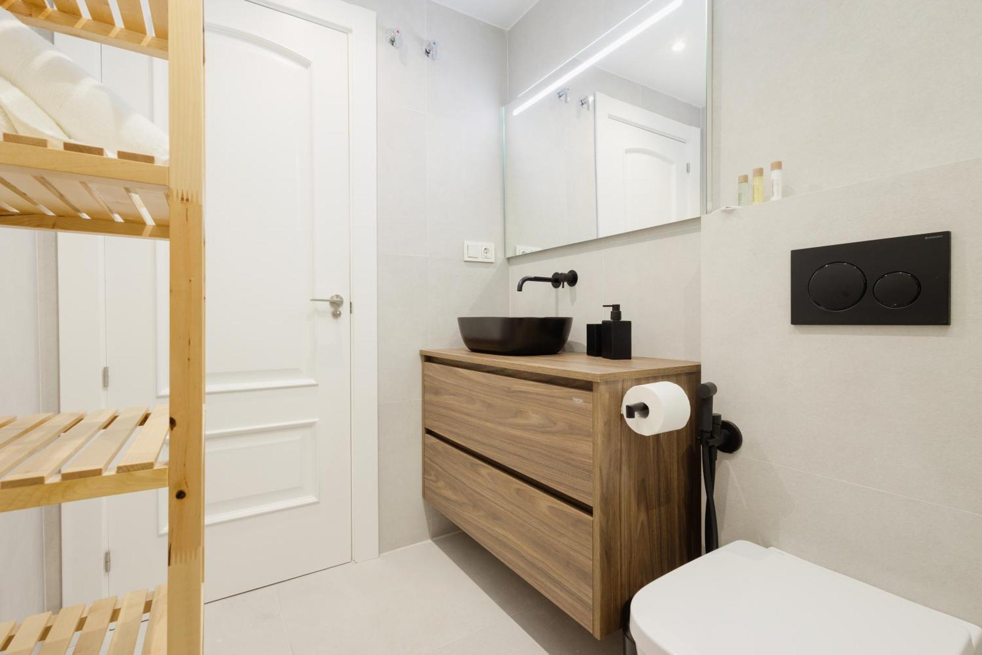 Newly Renovated Townhouse With 5 Bedrooms, Close To The Beach, East *