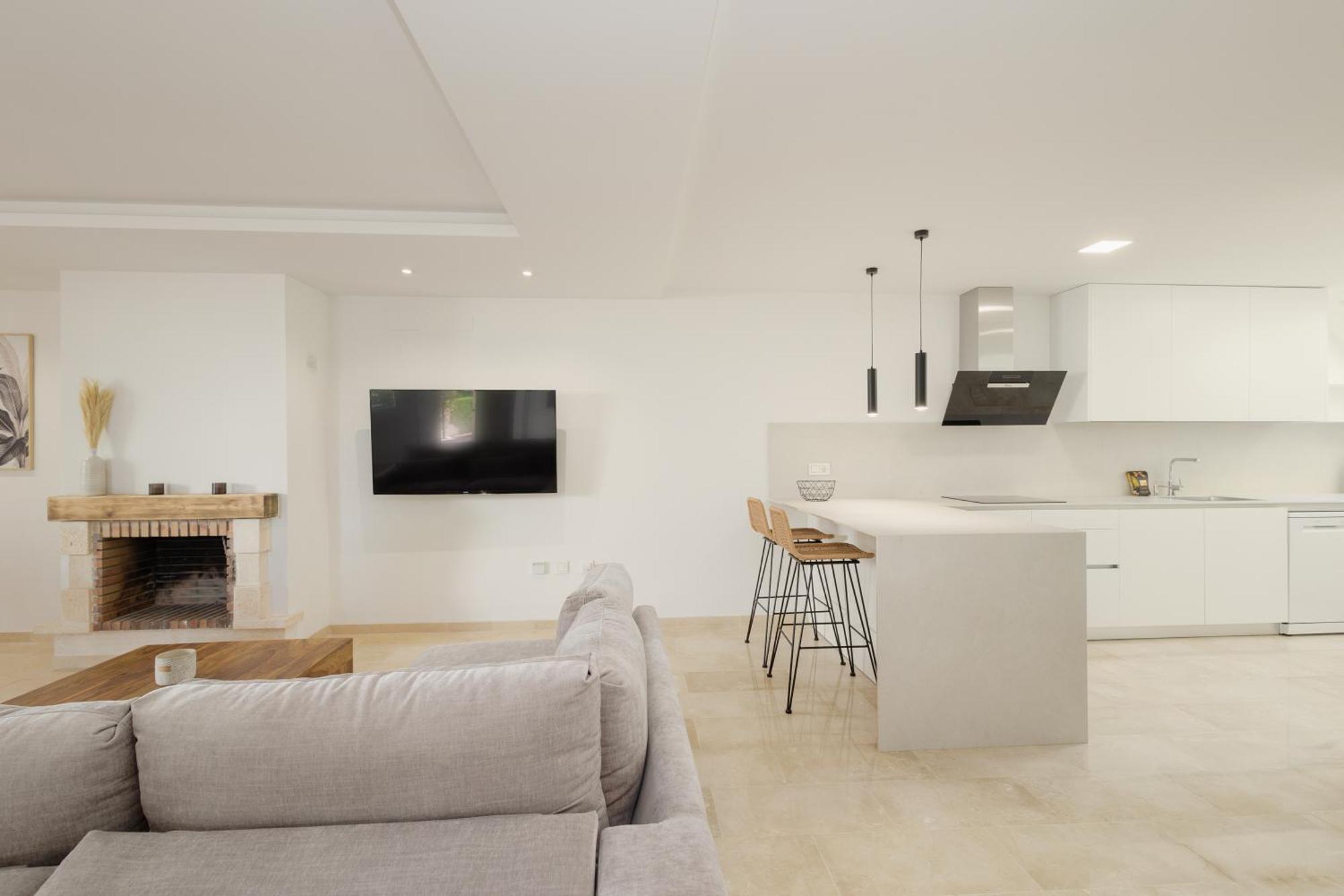 Newly Renovated Townhouse With 5 Bedrooms, Close To The Beach, East Apartment