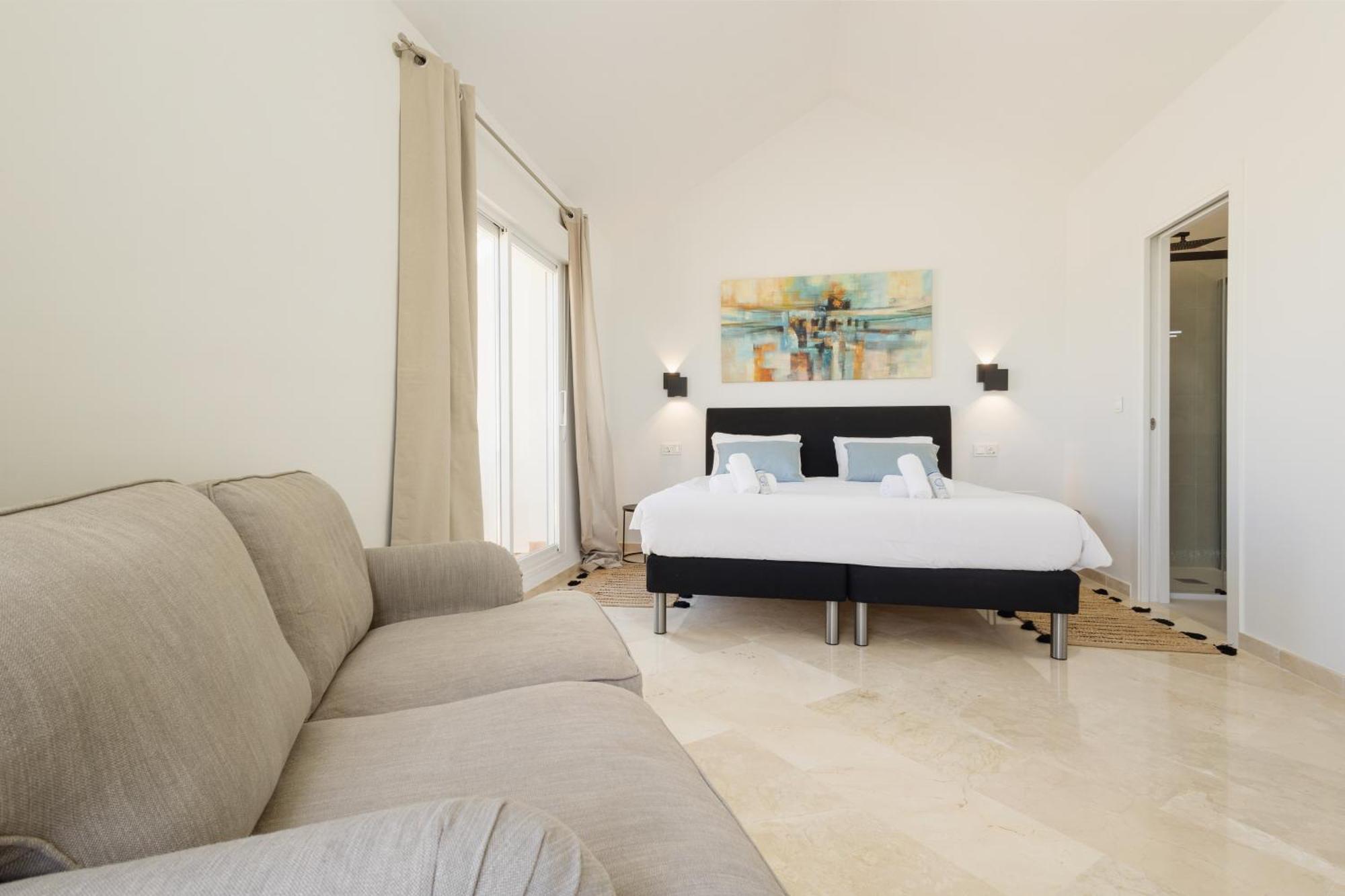 Apartment Newly Renovated Townhouse With 5 Bedrooms, Close To The Beach, East *