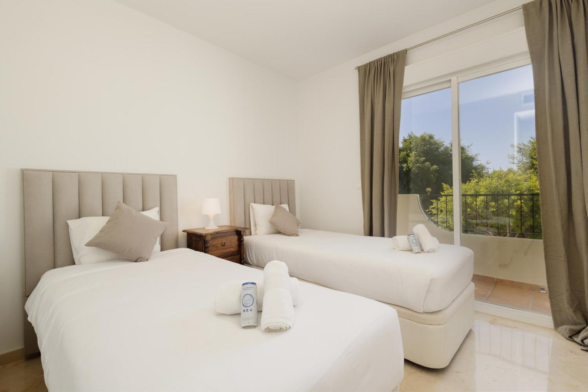 Newly Renovated Townhouse With 5 Bedrooms, Close To The Beach, East *