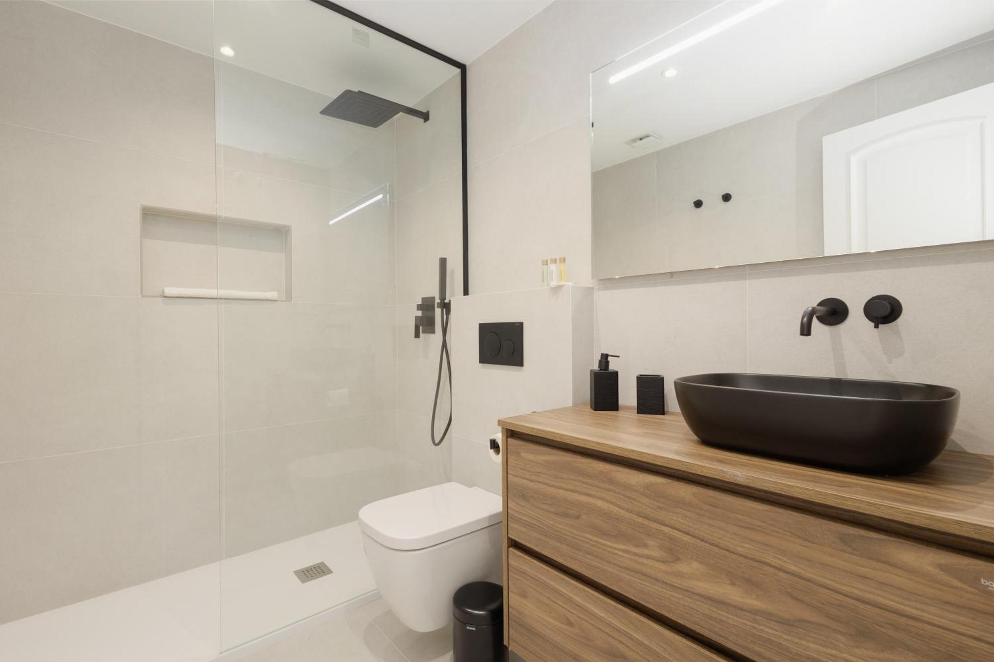 Newly Renovated Townhouse With 5 Bedrooms, Close To The Beach, East Apartment *