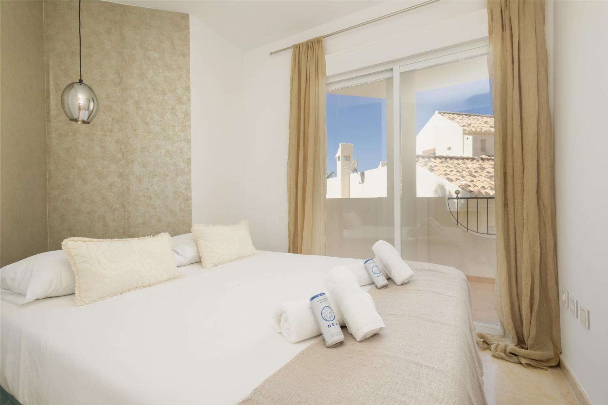 Apartment Newly Renovated Townhouse With 5 Bedrooms, Close To The Beach, East *