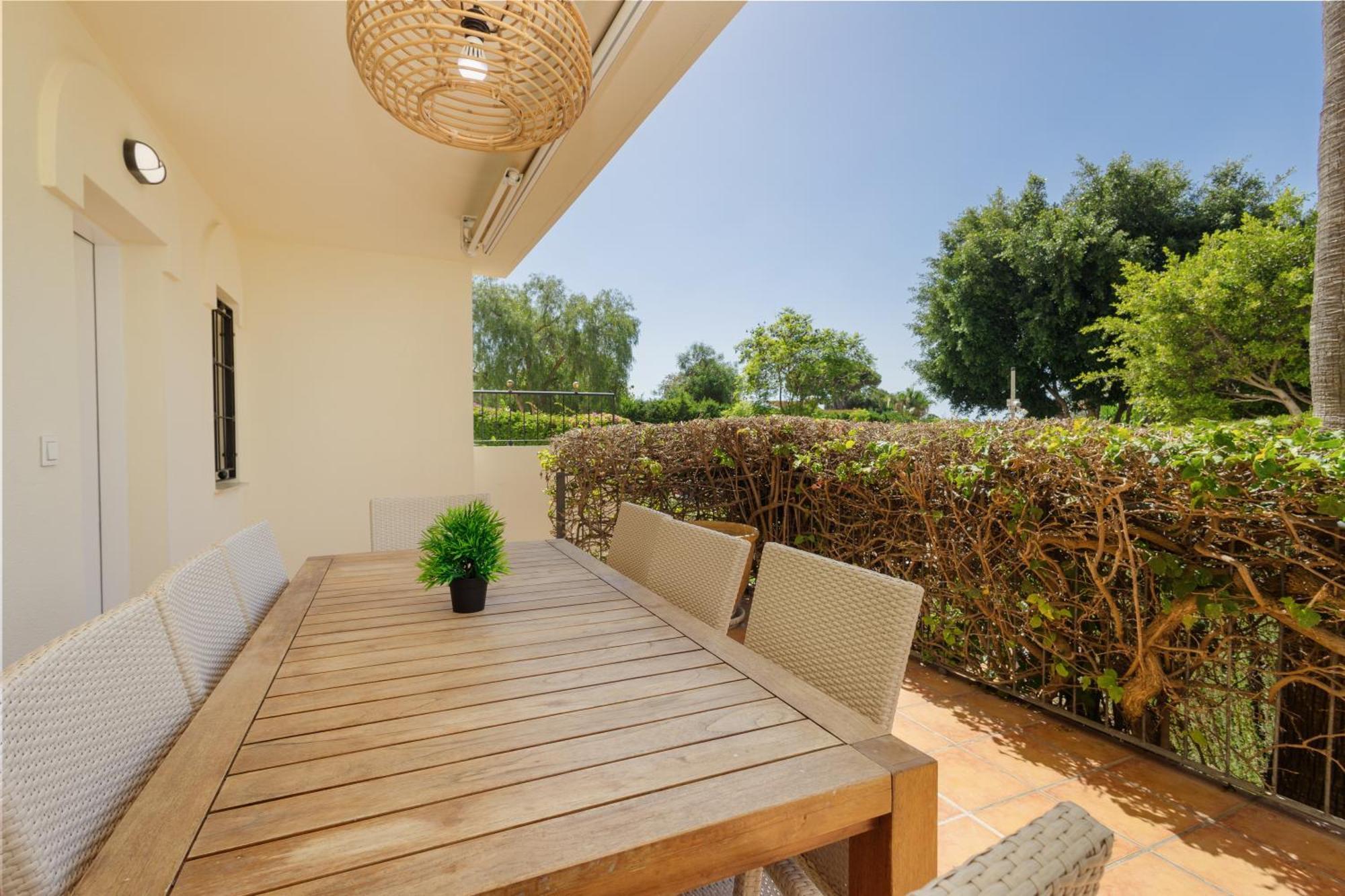 Newly Renovated Townhouse With 5 Bedrooms, Close To The Beach, East Apartment *