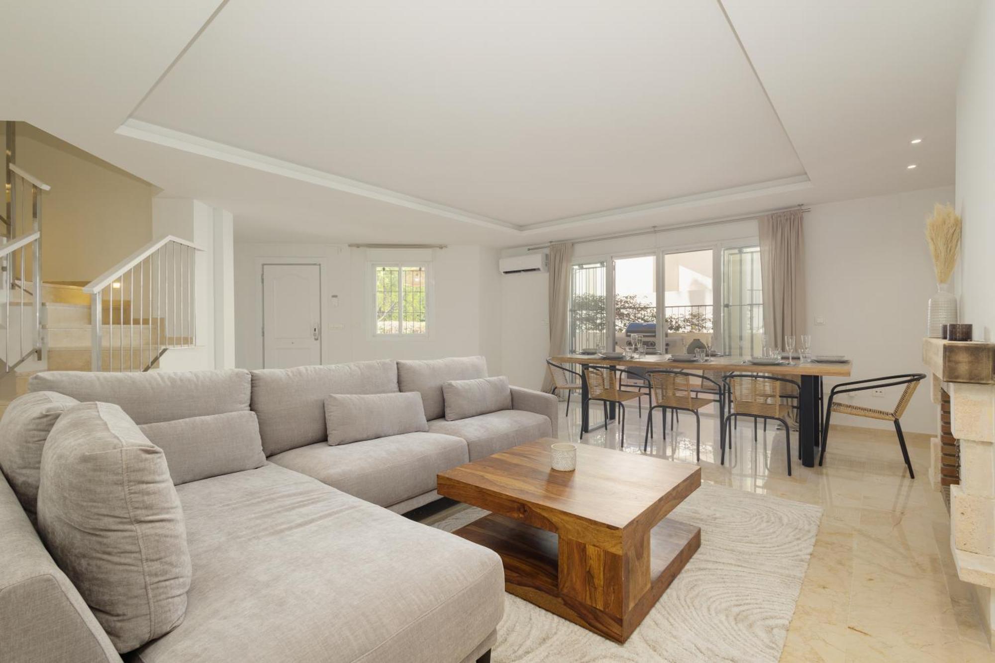Apartment Newly Renovated Townhouse With 5 Bedrooms, Close To The Beach, East Marbella