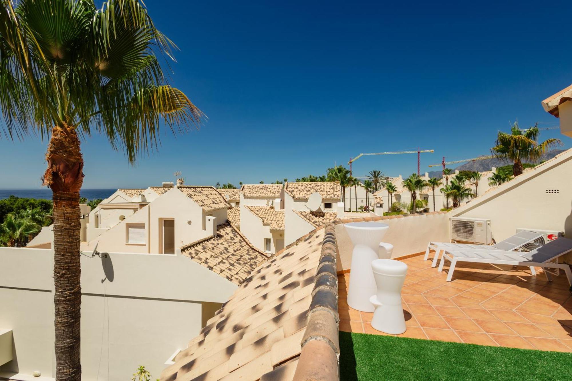 Newly Renovated Townhouse With 5 Bedrooms, Close To The Beach, East Apartment