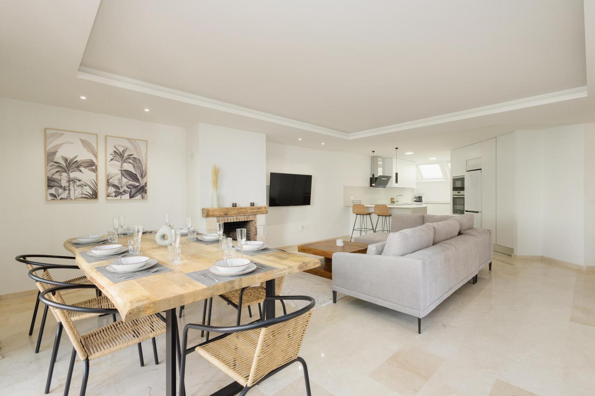 Newly Renovated Townhouse With 5 Bedrooms, Close To The Beach, East Apartment Marbella